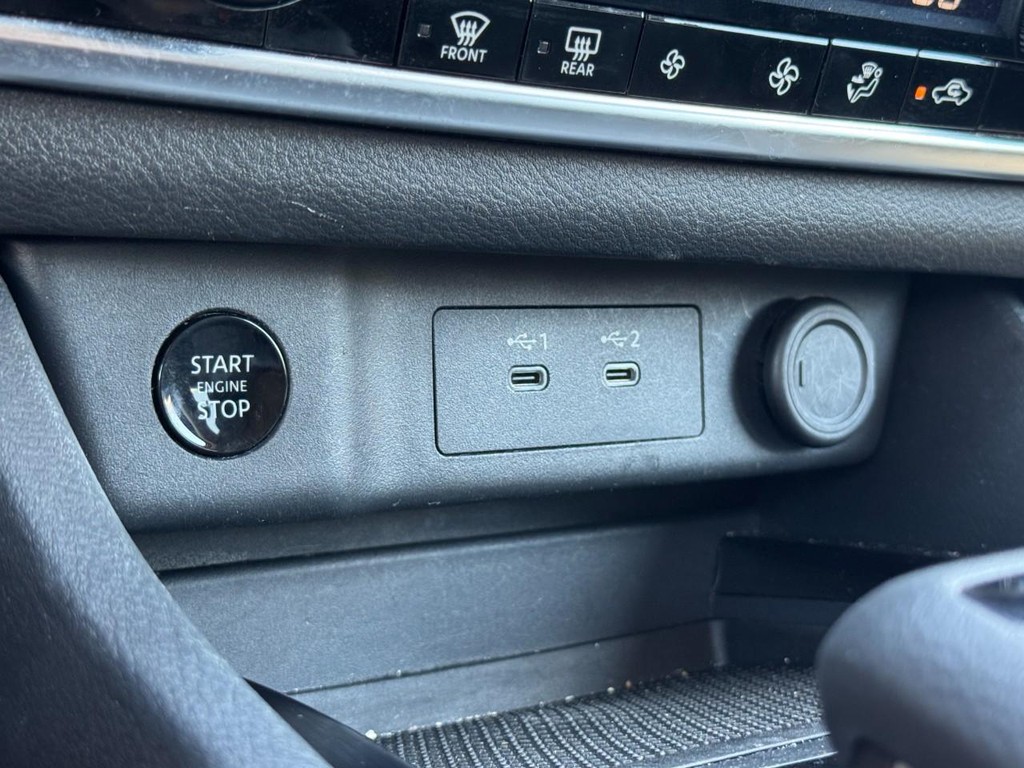 Nissan Rogue Vehicle Full-screen Gallery Image 21