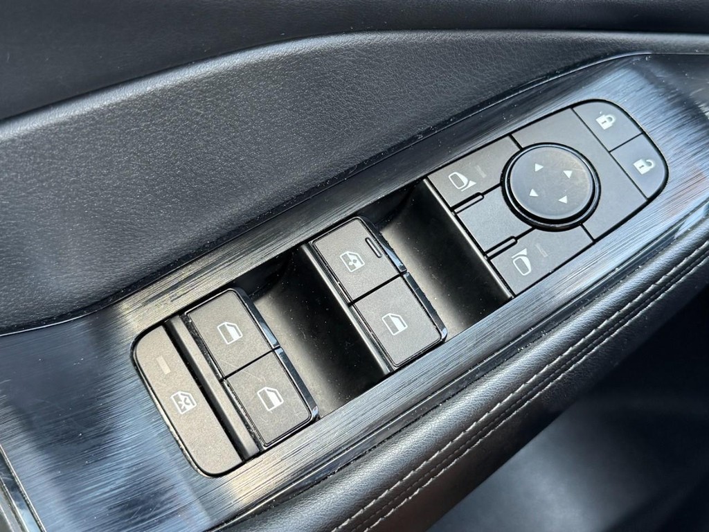 Nissan Rogue Vehicle Full-screen Gallery Image 23