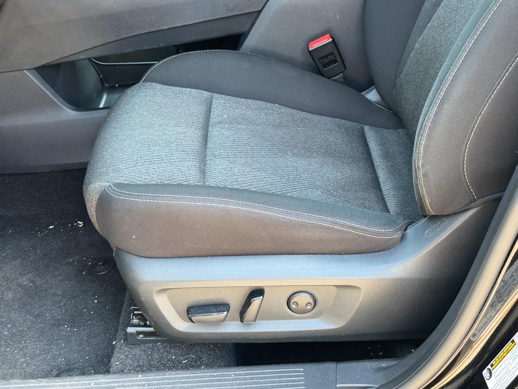 Nissan Rogue Vehicle Full-screen Gallery Image 24