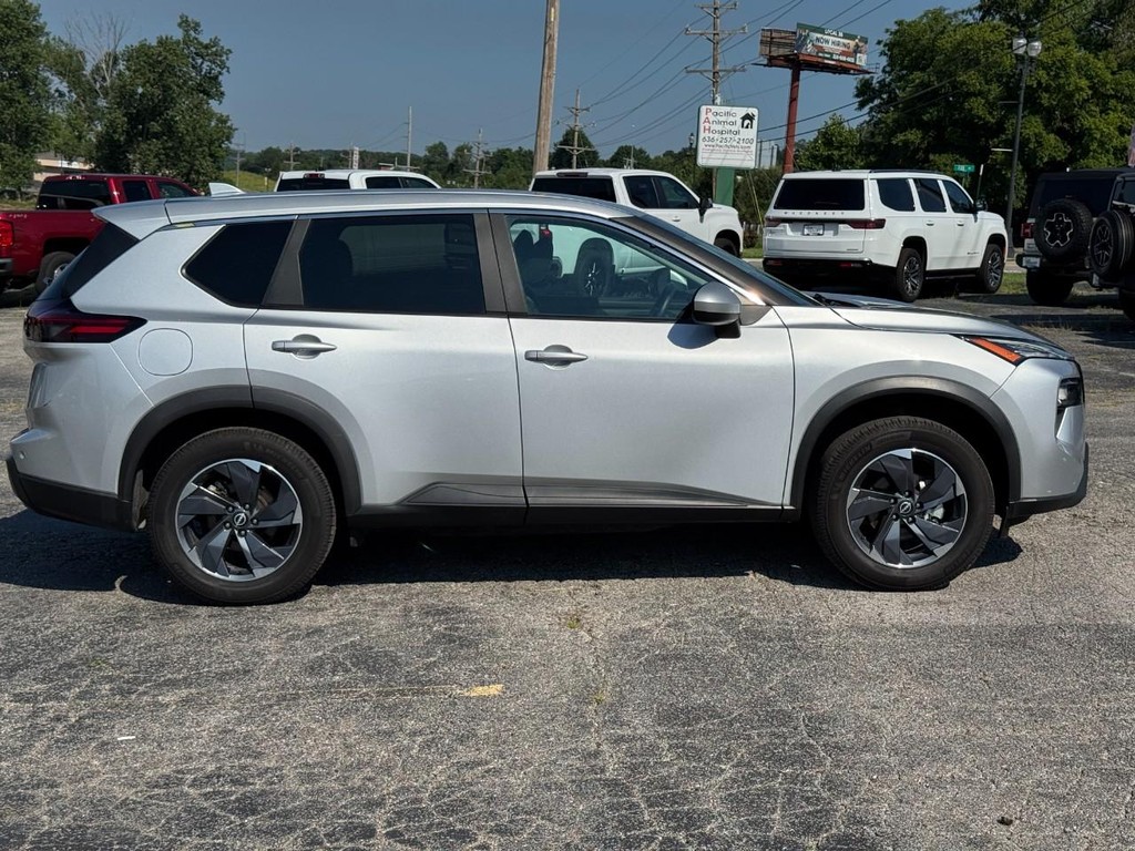 Nissan Rogue Vehicle Full-screen Gallery Image 02