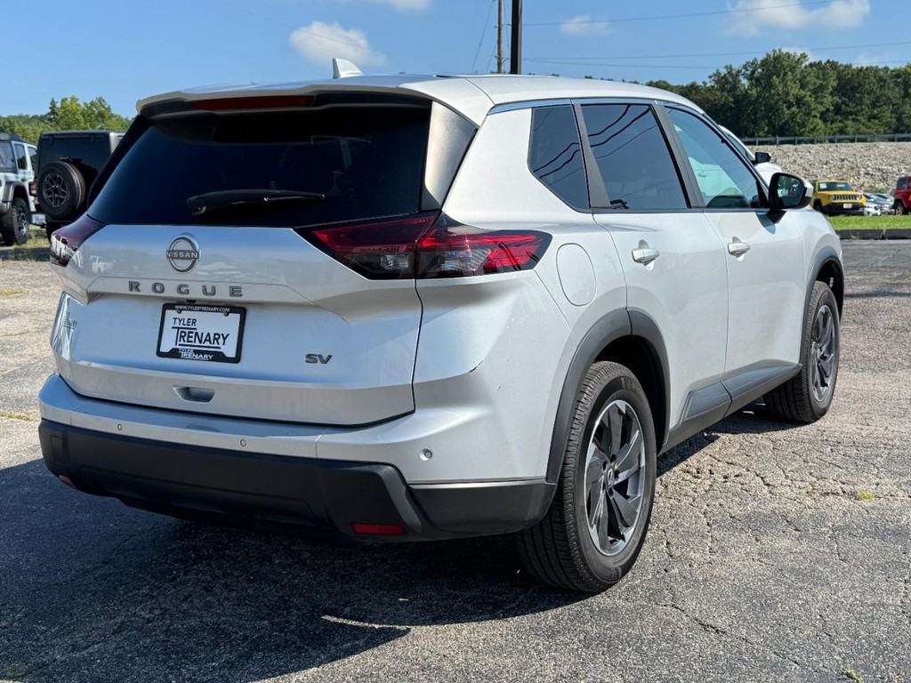 Nissan Rogue Vehicle Full-screen Gallery Image 04