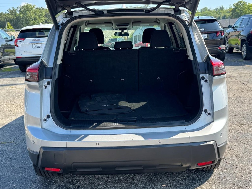 Nissan Rogue Vehicle Full-screen Gallery Image 06