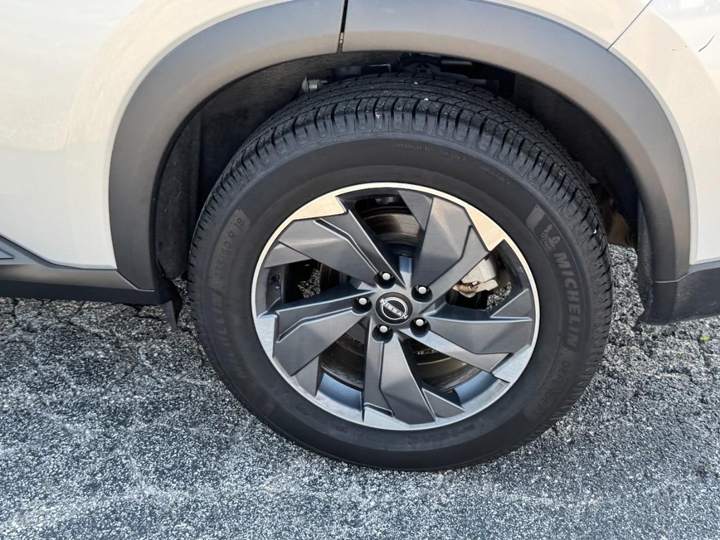 Nissan Rogue Vehicle Full-screen Gallery Image 09