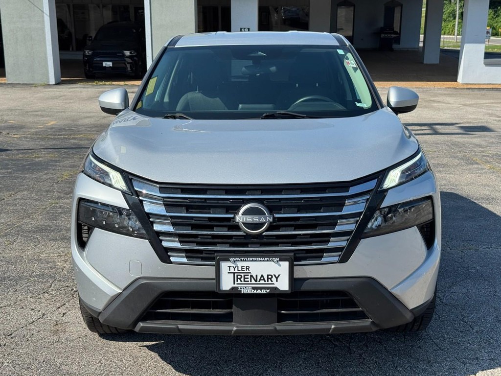 Nissan Rogue Vehicle Full-screen Gallery Image 11