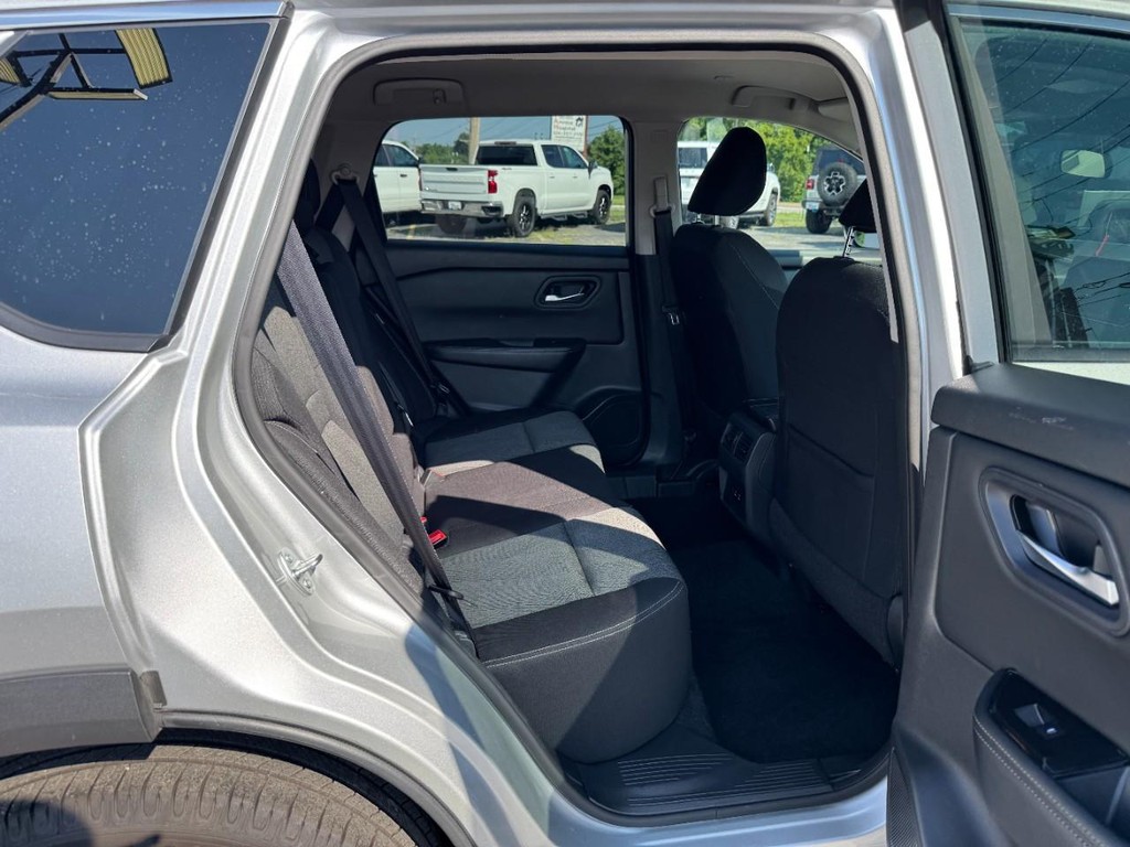 Nissan Rogue Vehicle Full-screen Gallery Image 12