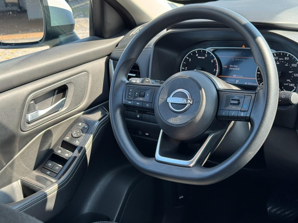 Nissan Rogue Vehicle Full-screen Gallery Image 14