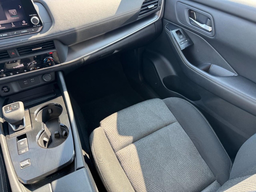 Nissan Rogue Vehicle Full-screen Gallery Image 17