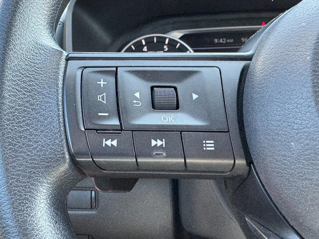 Nissan Rogue Vehicle Full-screen Gallery Image 18