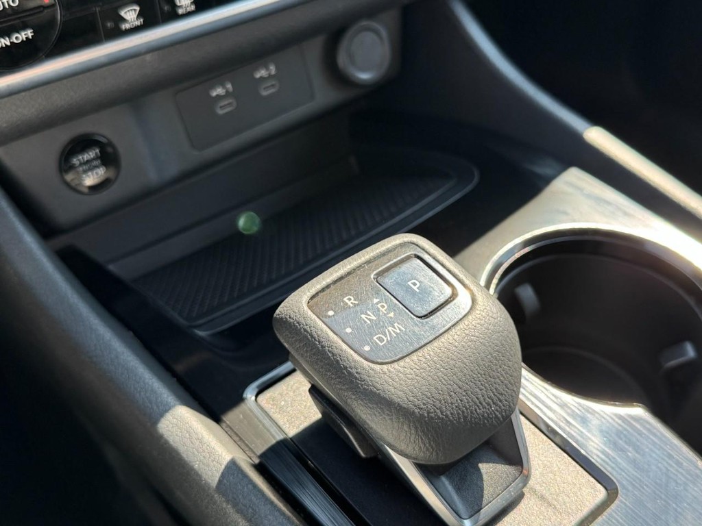 Nissan Rogue Vehicle Full-screen Gallery Image 21