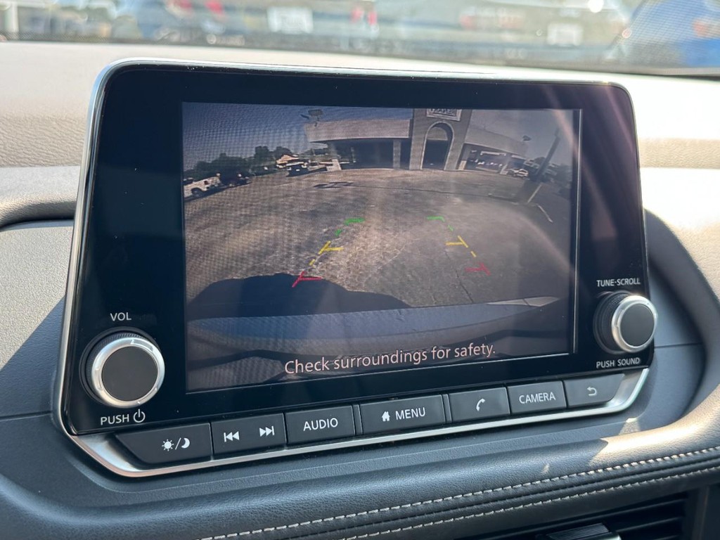 Nissan Rogue Vehicle Full-screen Gallery Image 22
