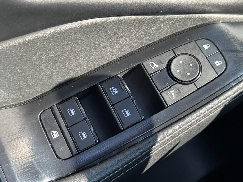 Nissan Rogue Vehicle Full-screen Gallery Image 23