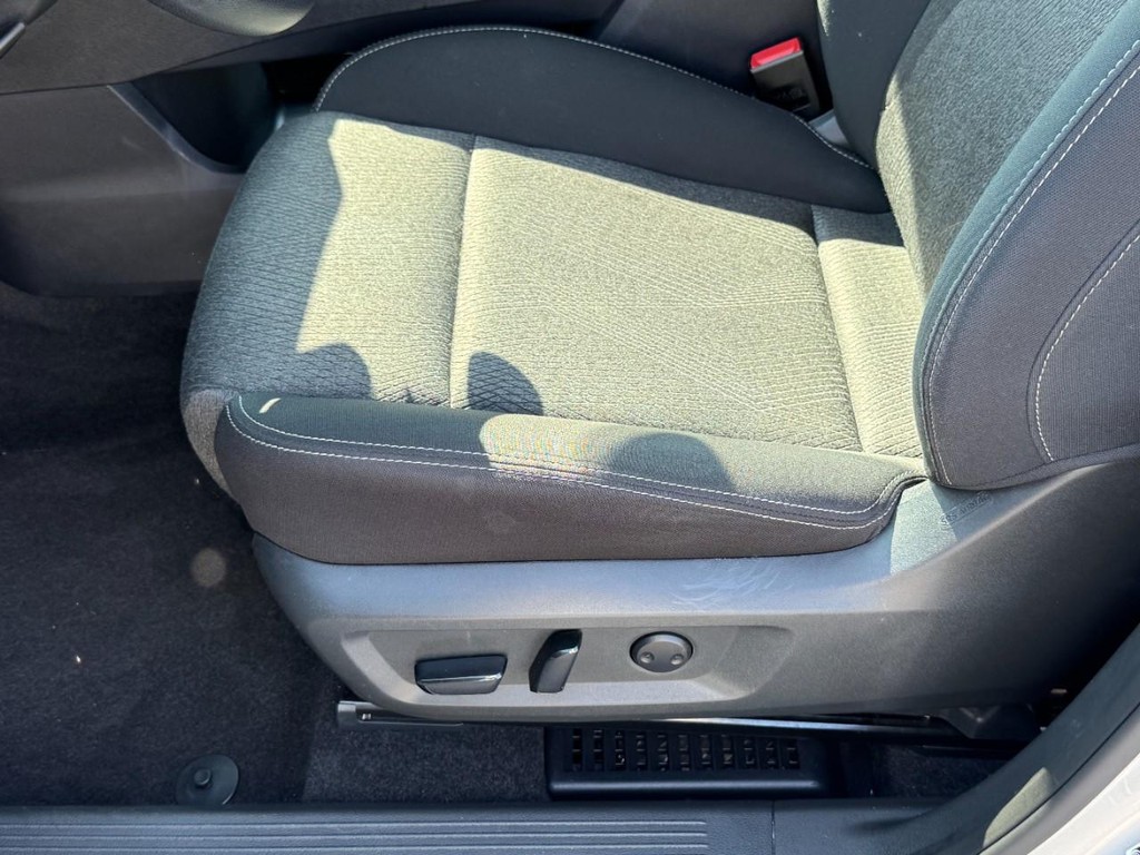 Nissan Rogue Vehicle Full-screen Gallery Image 24