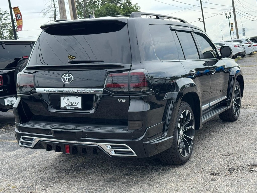 Toyota Land Cruiser Vehicle Full-screen Gallery Image 04