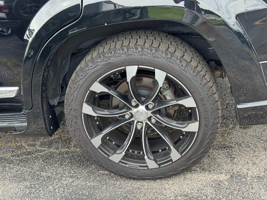 Toyota Land Cruiser Vehicle Full-screen Gallery Image 09