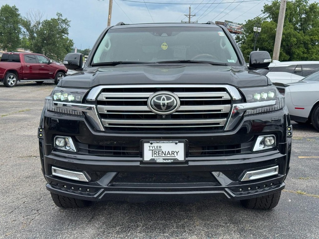 Toyota Land Cruiser Vehicle Full-screen Gallery Image 11