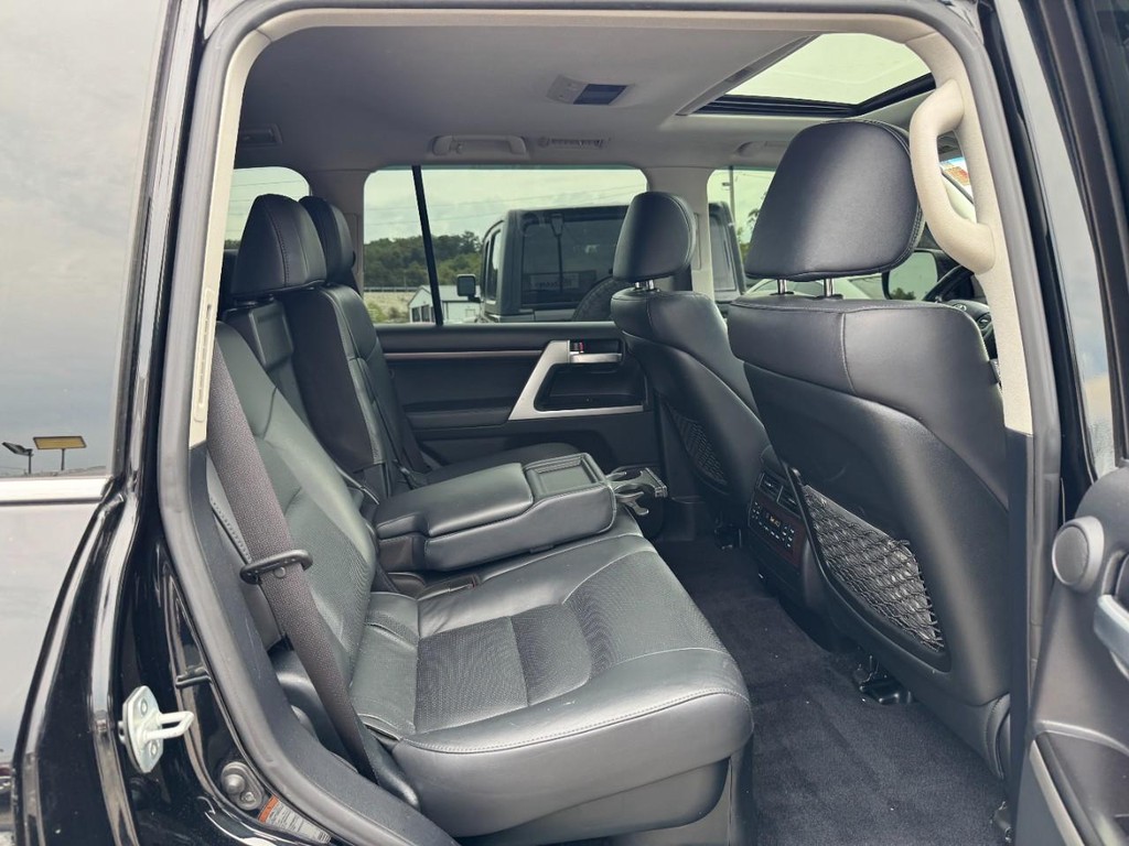 Toyota Land Cruiser Vehicle Full-screen Gallery Image 12