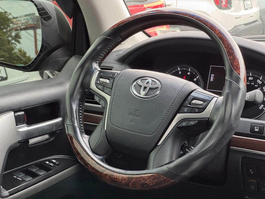 Toyota Land Cruiser Vehicle Full-screen Gallery Image 14