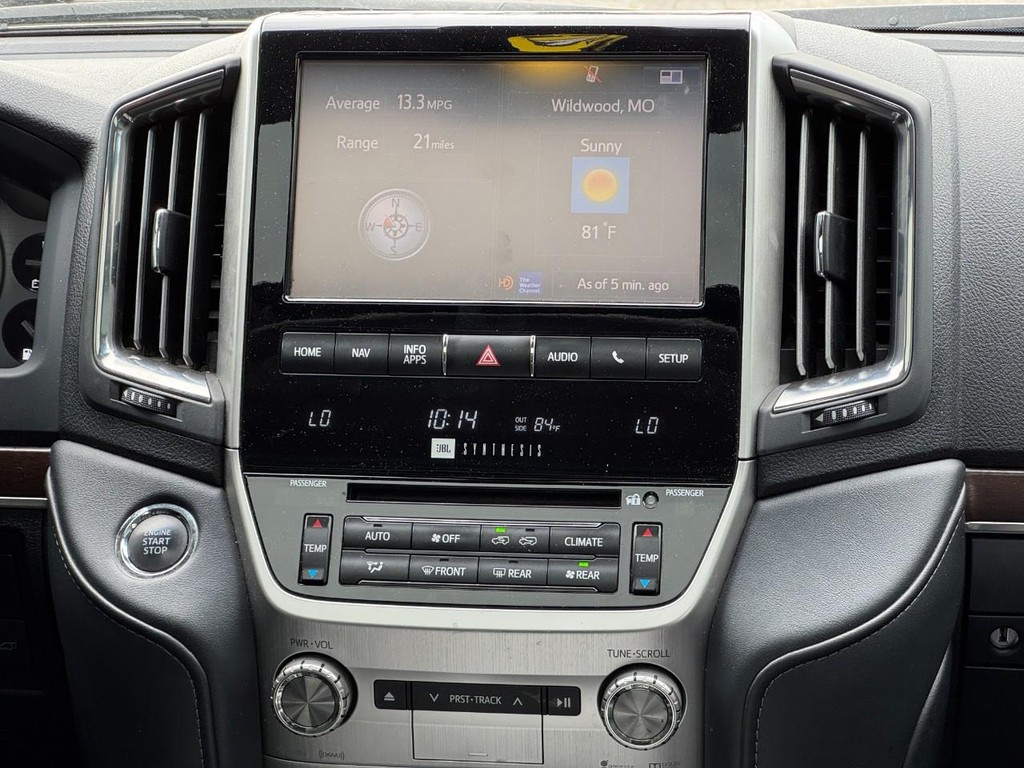 Toyota Land Cruiser Vehicle Full-screen Gallery Image 15