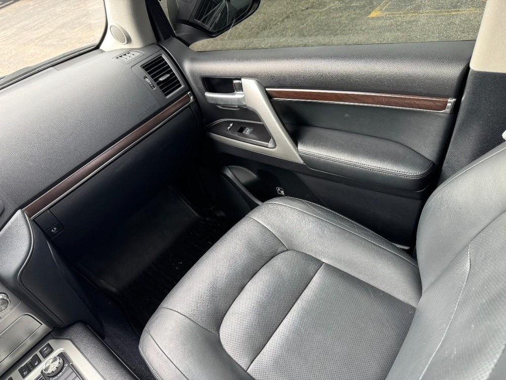 Toyota Land Cruiser Vehicle Full-screen Gallery Image 16