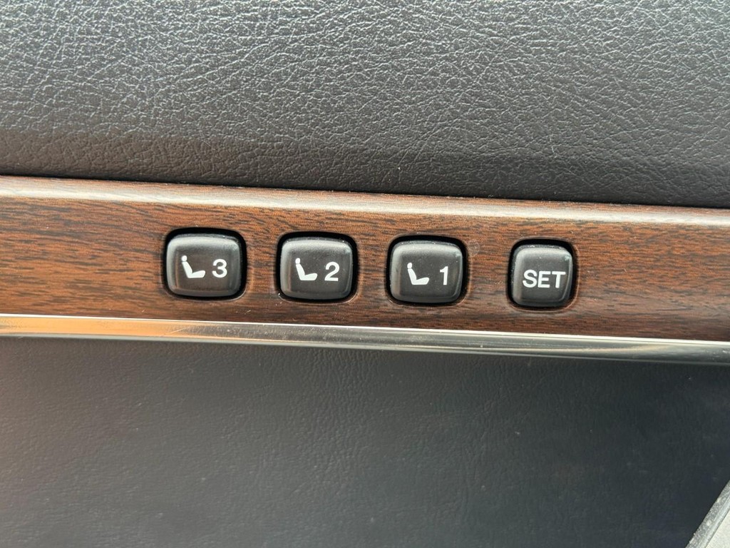 Toyota Land Cruiser Vehicle Full-screen Gallery Image 17
