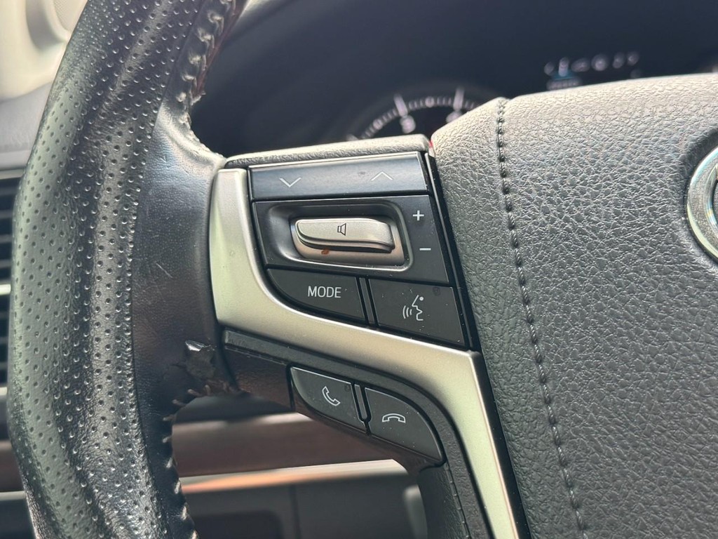 Toyota Land Cruiser Vehicle Full-screen Gallery Image 18
