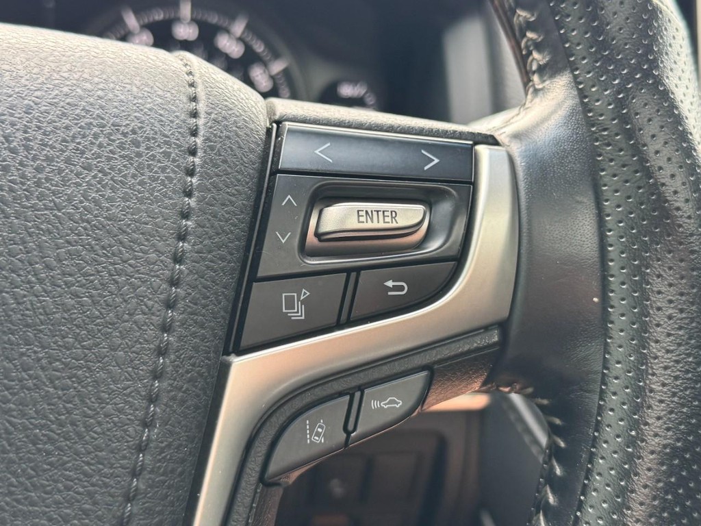 Toyota Land Cruiser Vehicle Full-screen Gallery Image 19