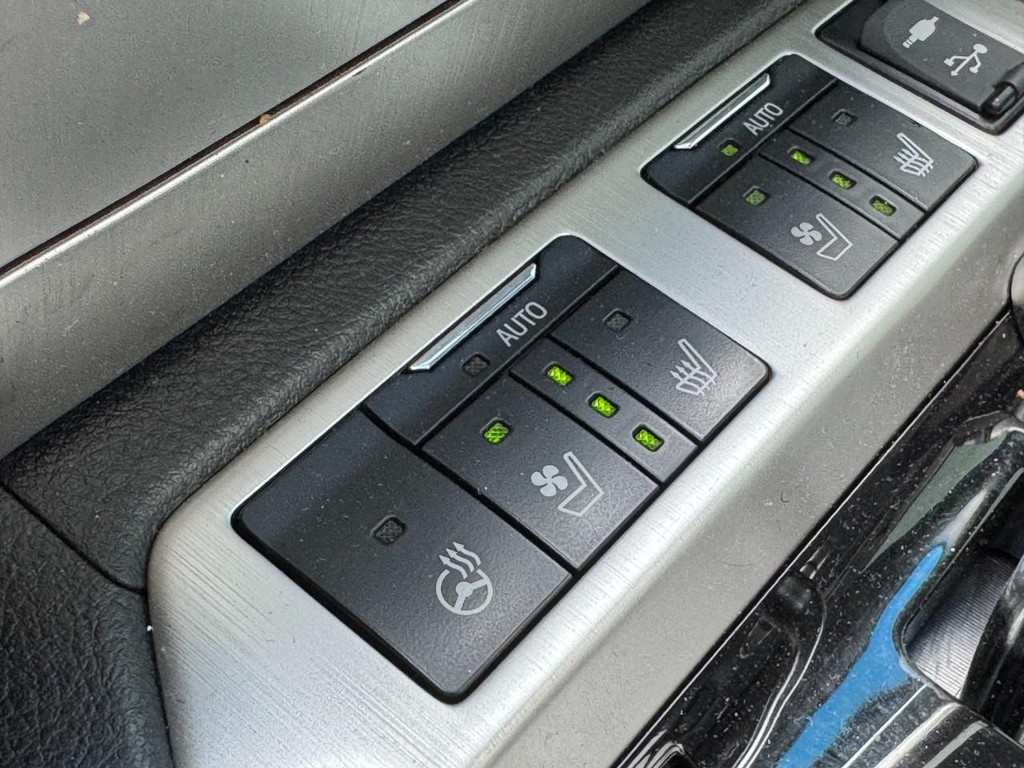 Toyota Land Cruiser Vehicle Full-screen Gallery Image 21