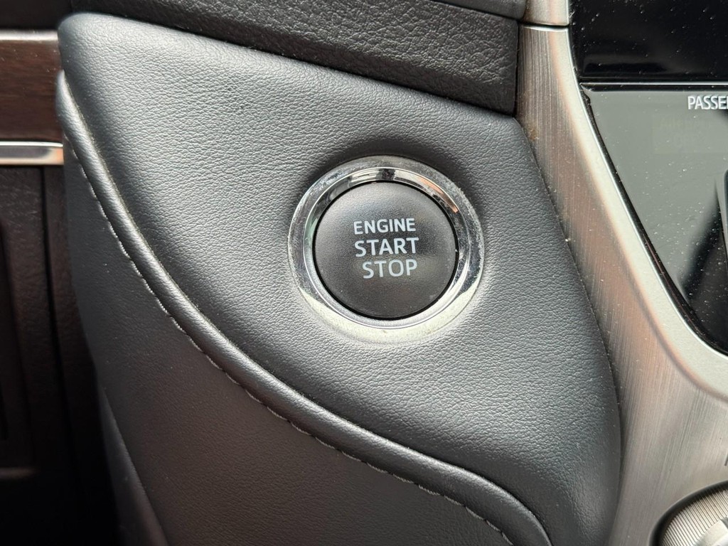 Toyota Land Cruiser Vehicle Full-screen Gallery Image 22