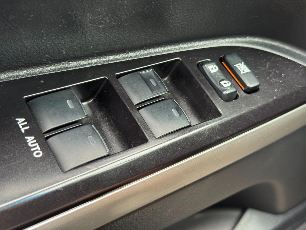 Toyota Land Cruiser Vehicle Full-screen Gallery Image 24