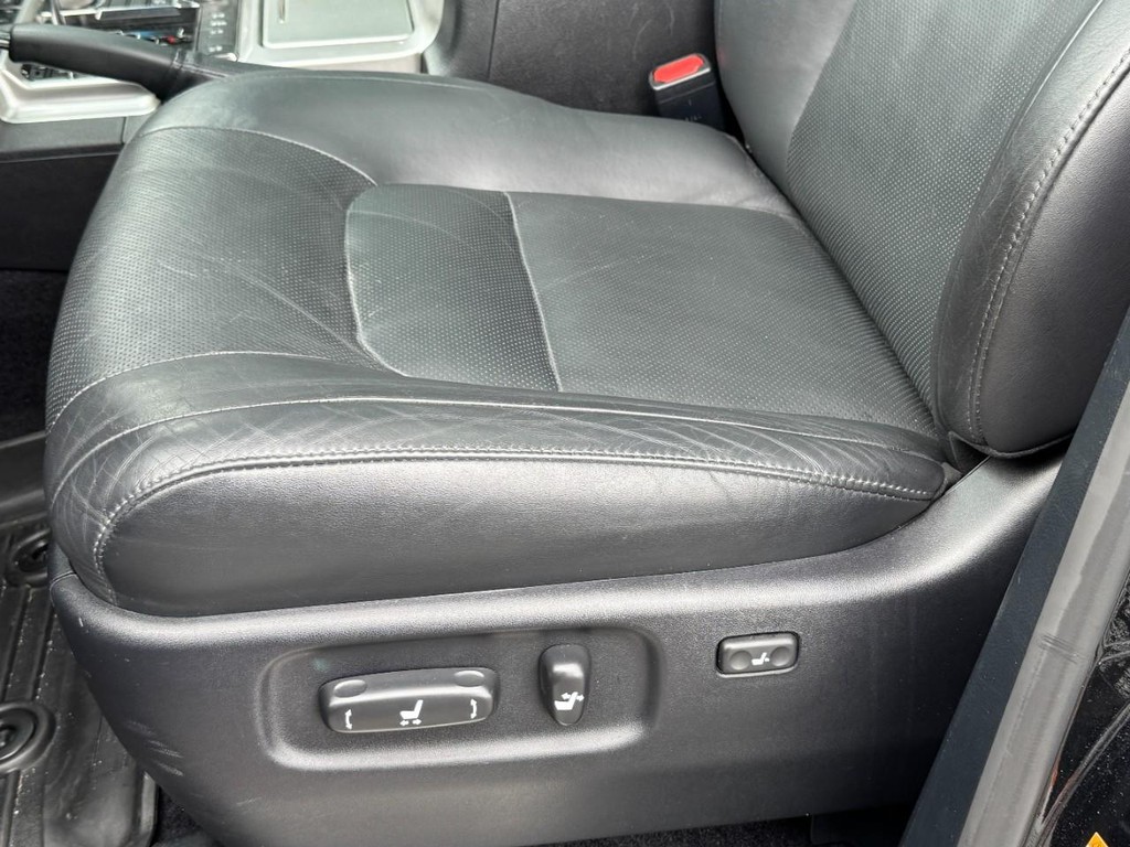 Toyota Land Cruiser Vehicle Full-screen Gallery Image 25