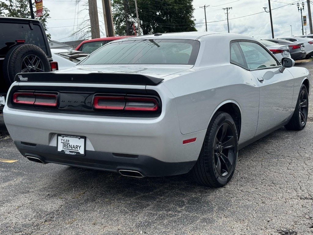 Dodge Challenger Vehicle Full-screen Gallery Image 03