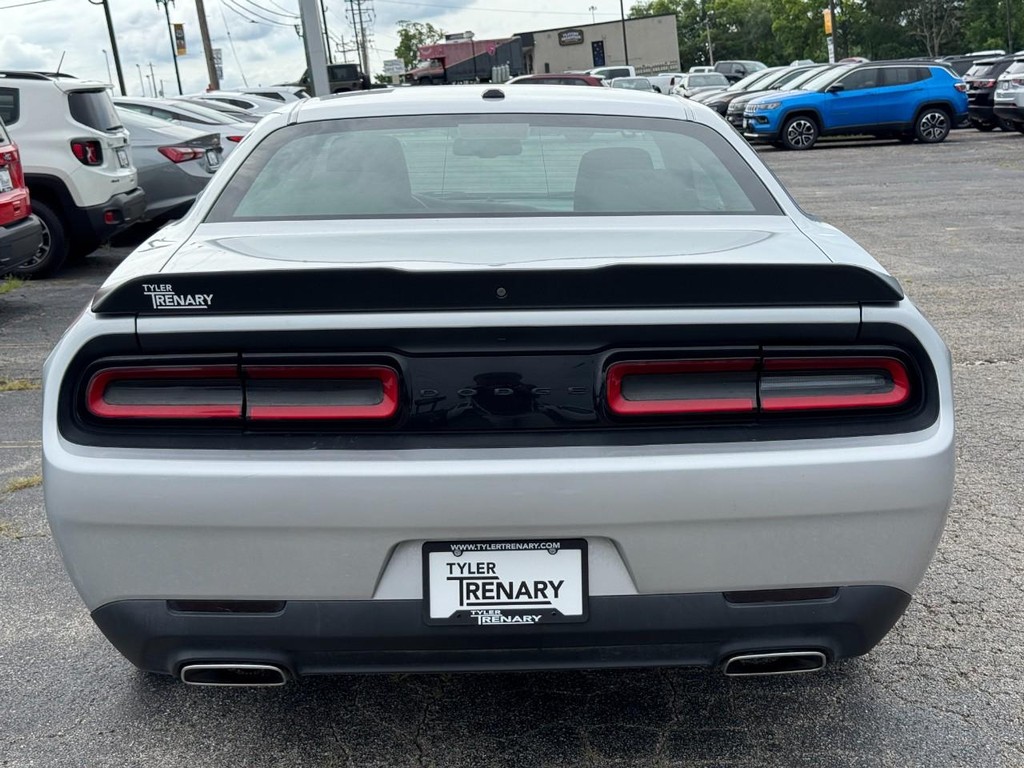 Dodge Challenger Vehicle Full-screen Gallery Image 04