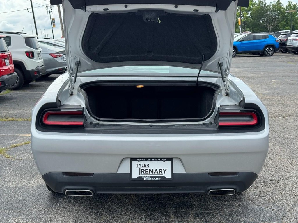 Dodge Challenger Vehicle Full-screen Gallery Image 05