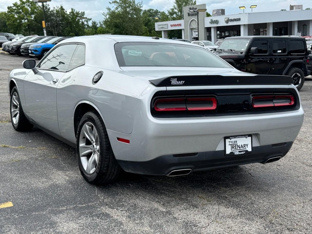 Dodge Challenger Vehicle Full-screen Gallery Image 06