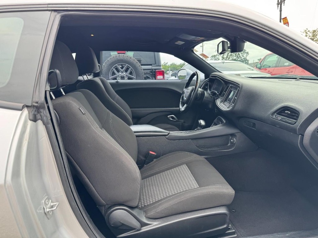 Dodge Challenger Vehicle Full-screen Gallery Image 10