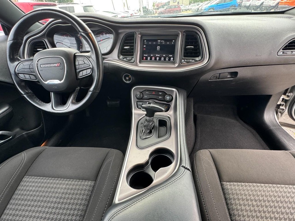 Dodge Challenger Vehicle Full-screen Gallery Image 12