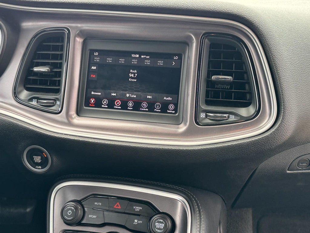 Dodge Challenger Vehicle Full-screen Gallery Image 14