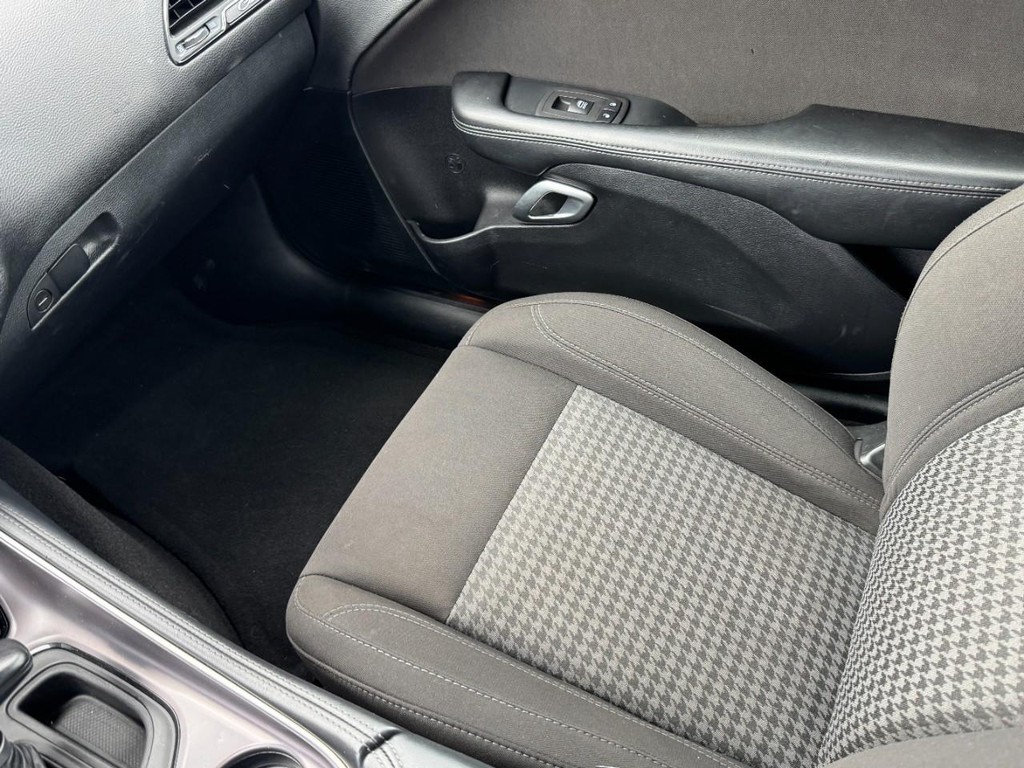 Dodge Challenger Vehicle Full-screen Gallery Image 16