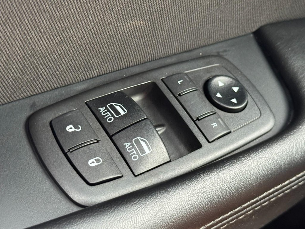 Dodge Challenger Vehicle Full-screen Gallery Image 23
