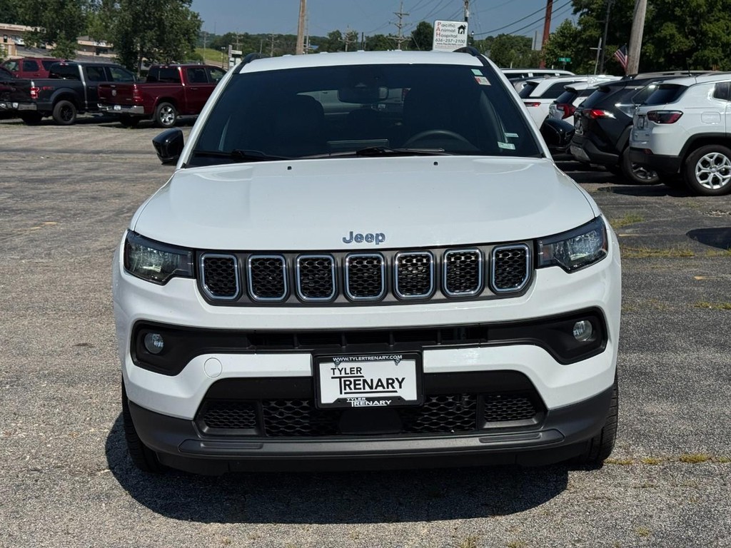 Jeep Compass Vehicle Full-screen Gallery Image 11