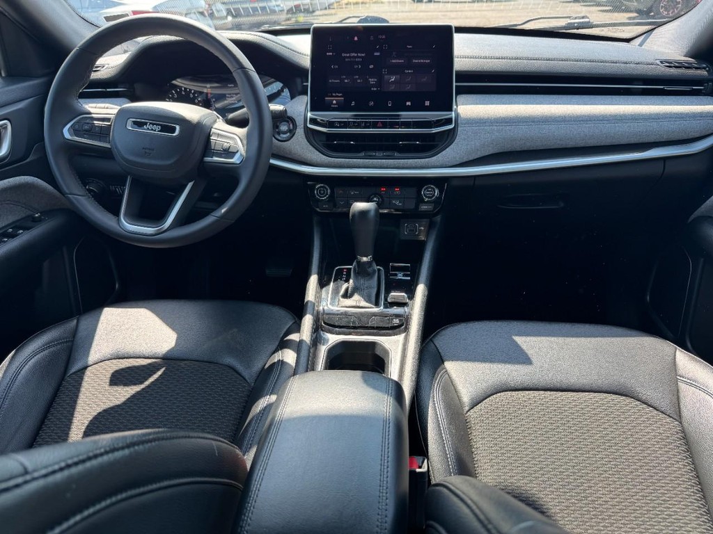 Jeep Compass Vehicle Full-screen Gallery Image 13