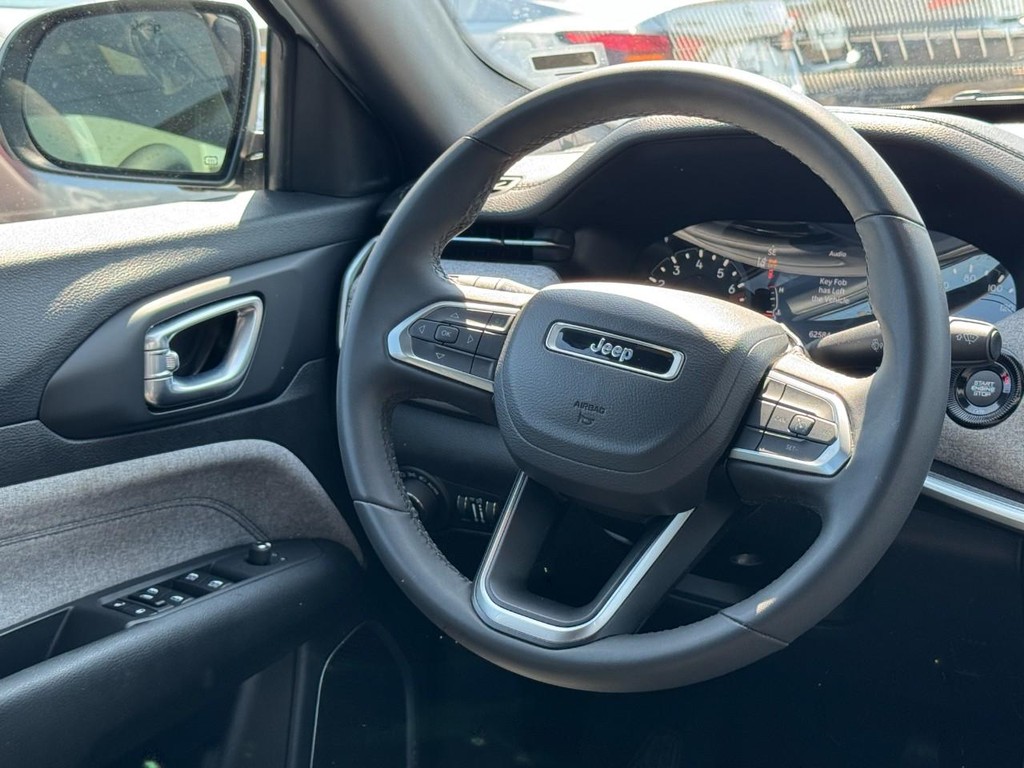 Jeep Compass Vehicle Full-screen Gallery Image 14