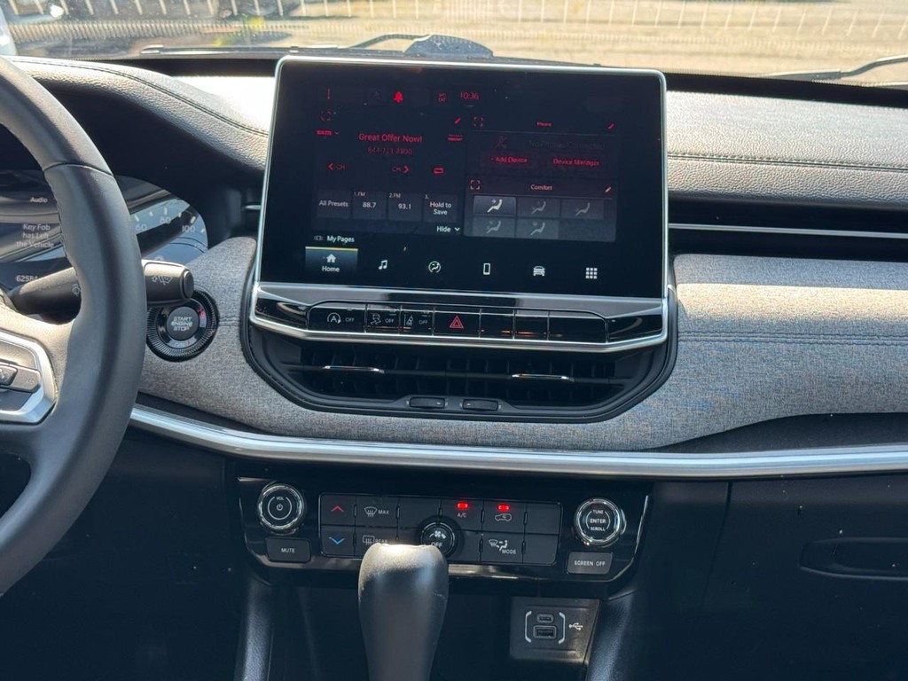 Jeep Compass Vehicle Full-screen Gallery Image 15