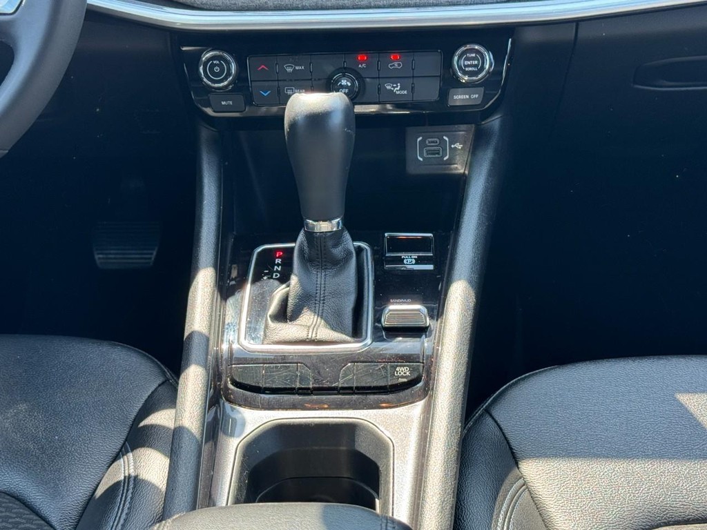 Jeep Compass Vehicle Full-screen Gallery Image 16