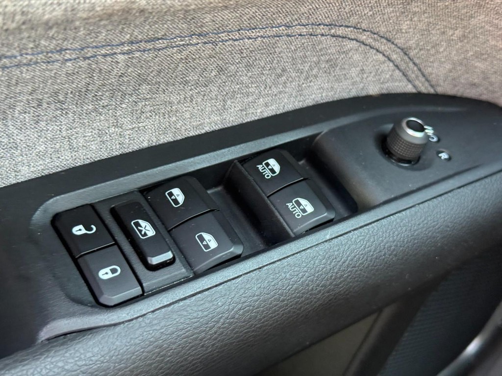 Jeep Compass Vehicle Full-screen Gallery Image 23