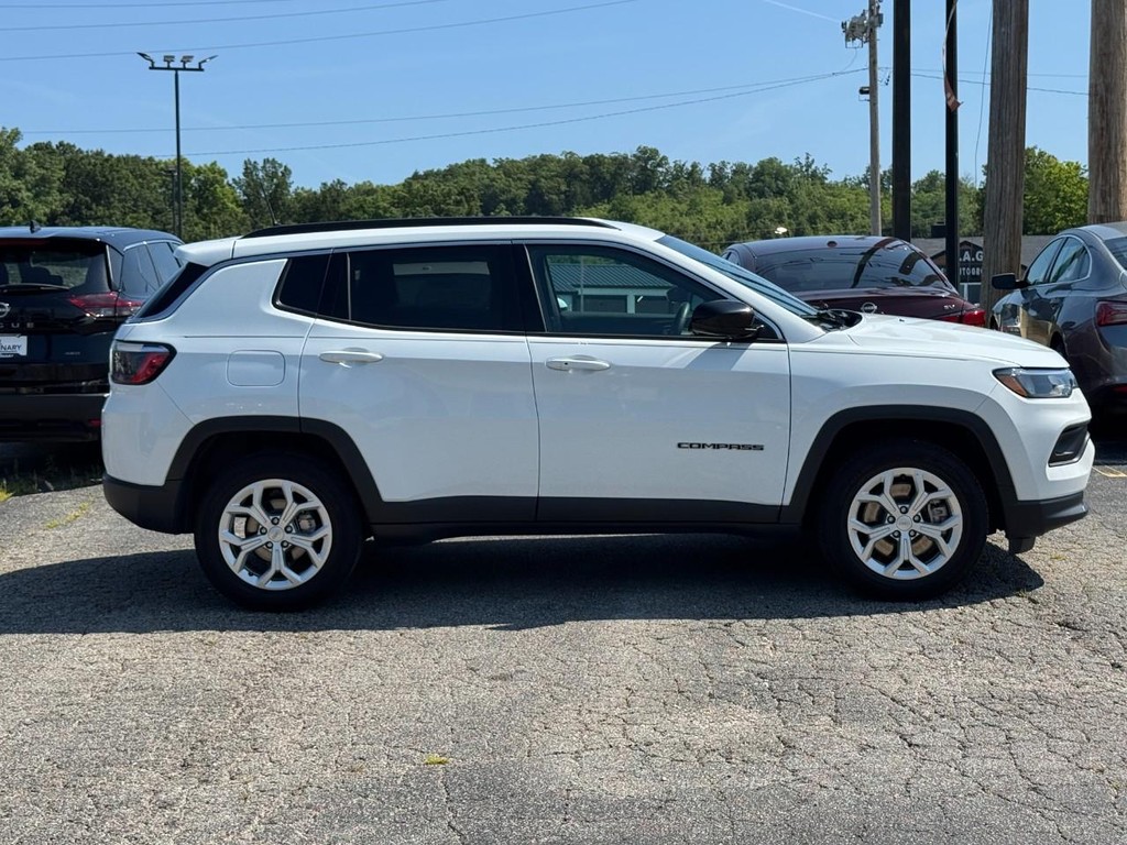 Jeep Compass Vehicle Full-screen Gallery Image 02