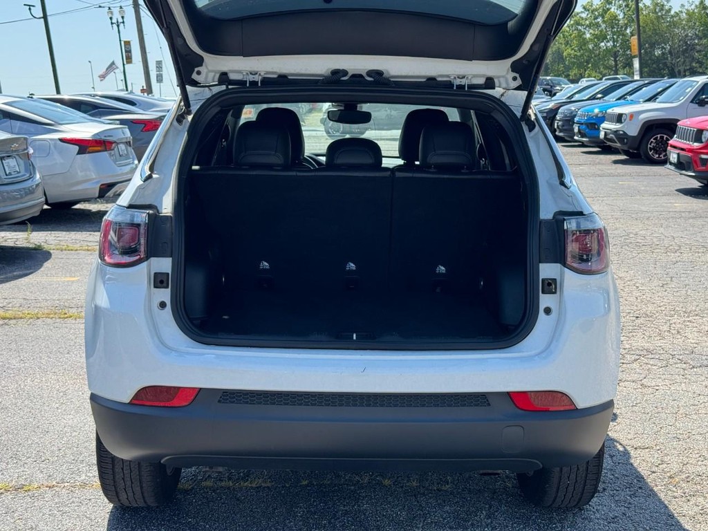 Jeep Compass Vehicle Full-screen Gallery Image 06