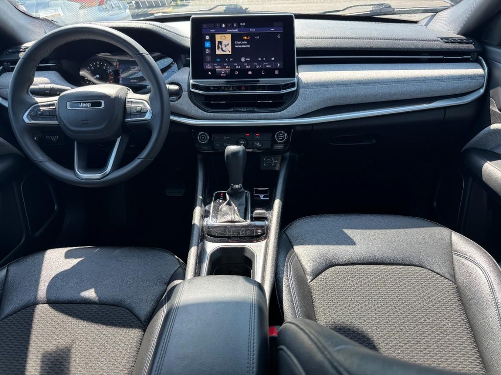 Jeep Compass Vehicle Full-screen Gallery Image 13