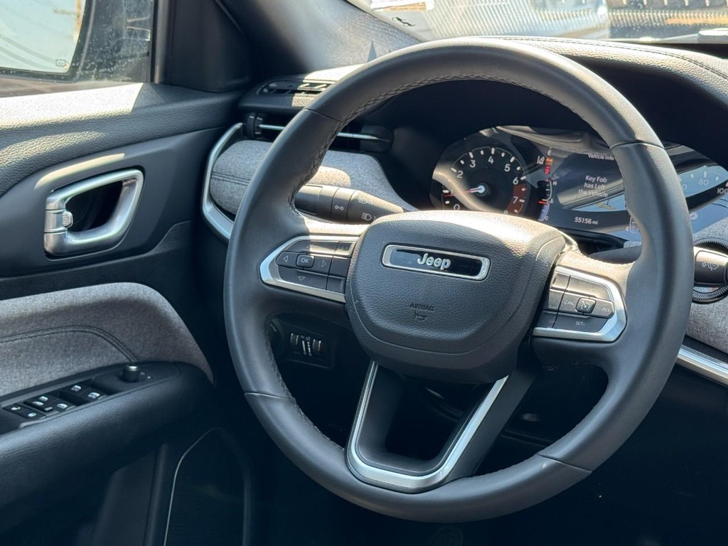Jeep Compass Vehicle Full-screen Gallery Image 14