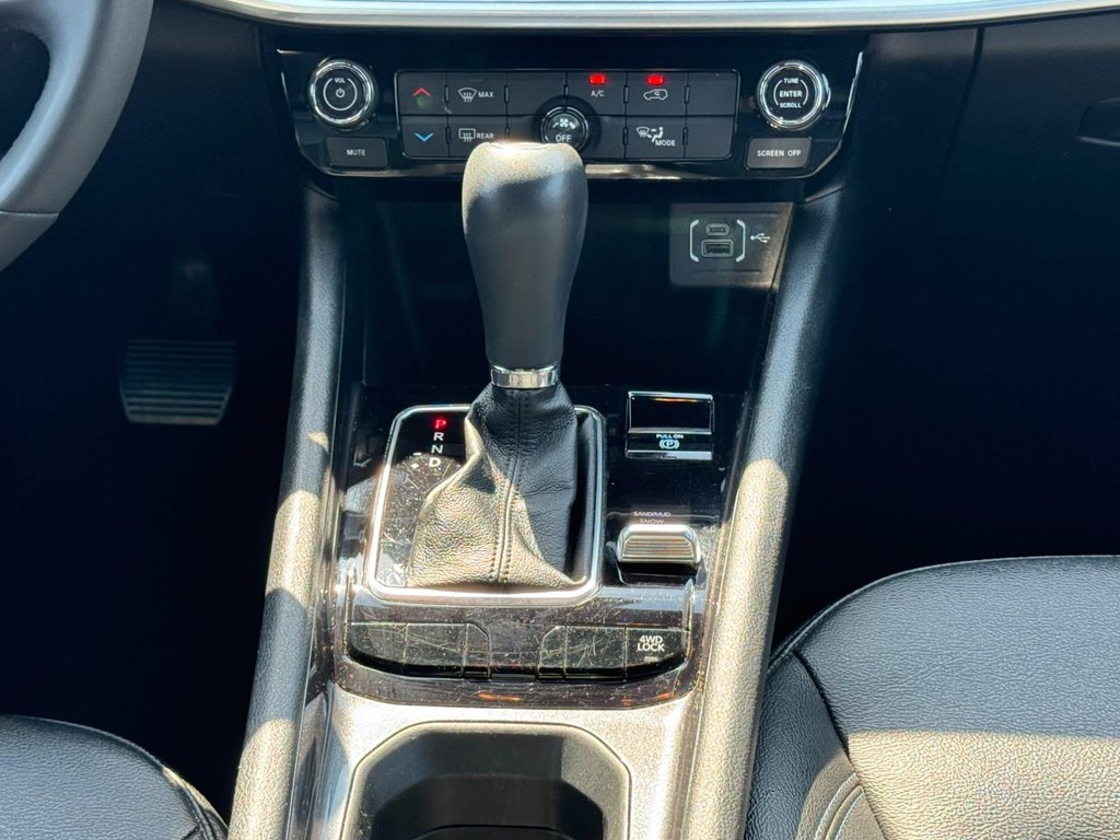 Jeep Compass Vehicle Full-screen Gallery Image 16